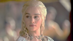 Emilia Clarke em When Darkness Loves Us