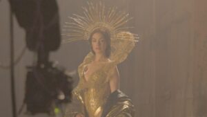 Anne Hathaway em Mother Mary com conexão a Taylor Swift