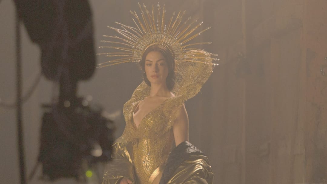 Anne Hathaway em Mother Mary com conexão a Taylor Swift