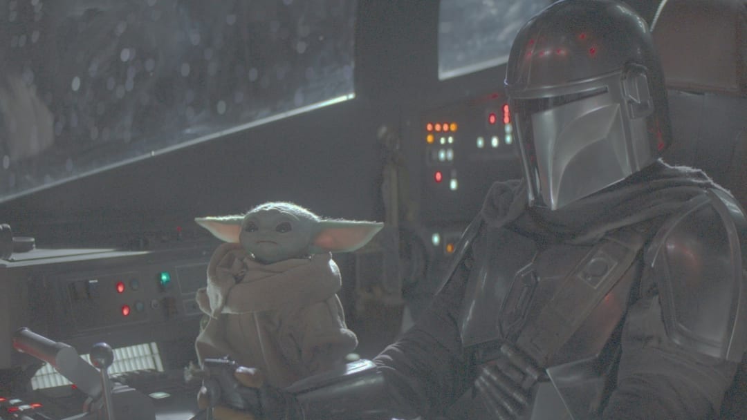 Mandalorian e Grogu em cena da série