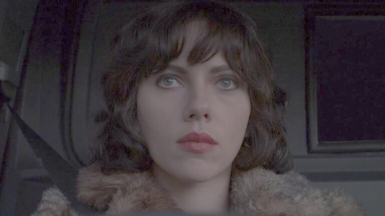 Under the Skin com Scarlett Johansson em performance impressionante