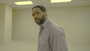 Backrooms filme com Chiwetel Ejiofor e críticas positivas