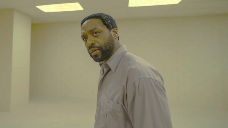 Backrooms filme com Chiwetel Ejiofor e críticas positivas