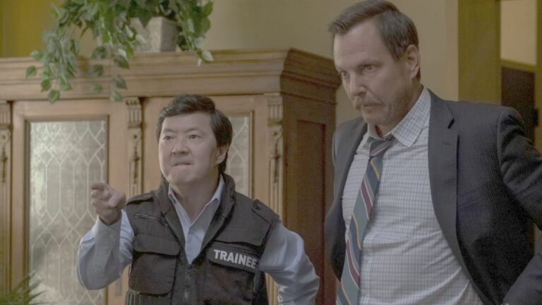 Murderville Netflix mistura comédia e mistério em episódios improvisados.