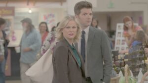 Superstore NBC sitcom retrata a vida no trabalho com humor e realismo.