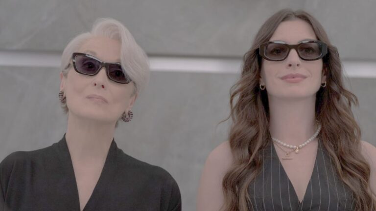 Anime Smile Down the Runway em destaque no universo da moda.