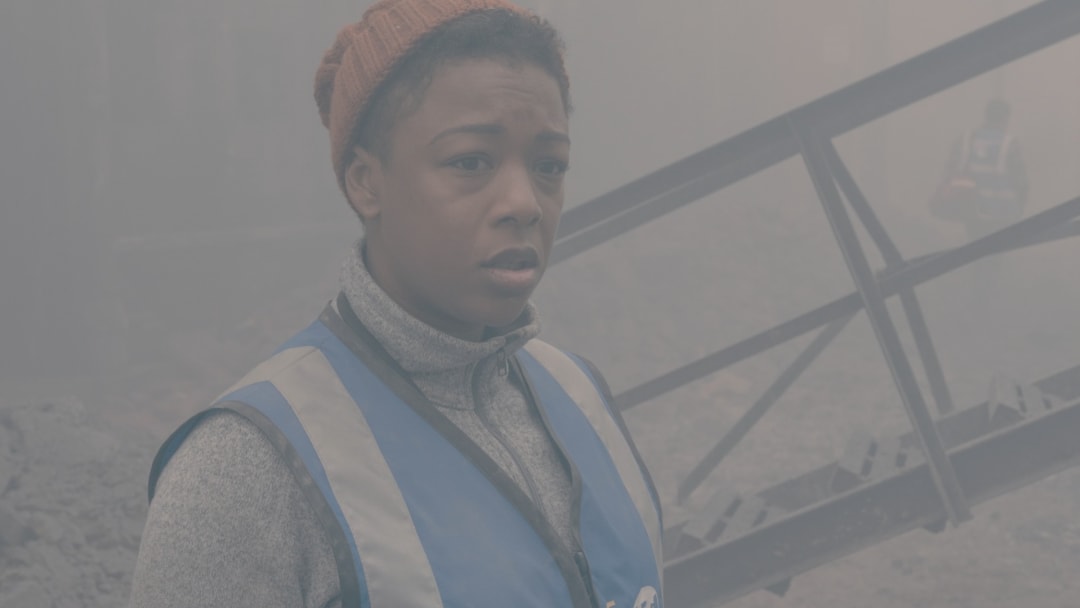 Séries distópicas como The Handmaid's Tale estão em alta no streaming.