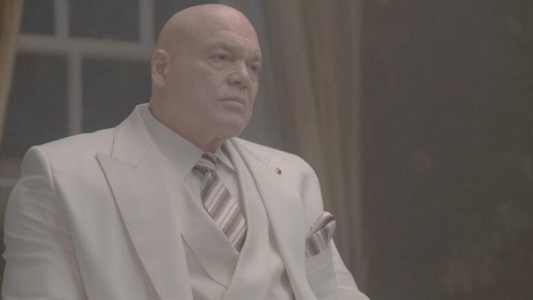 Daredevil Born Again explora temas visuais entre herói e vilão.
