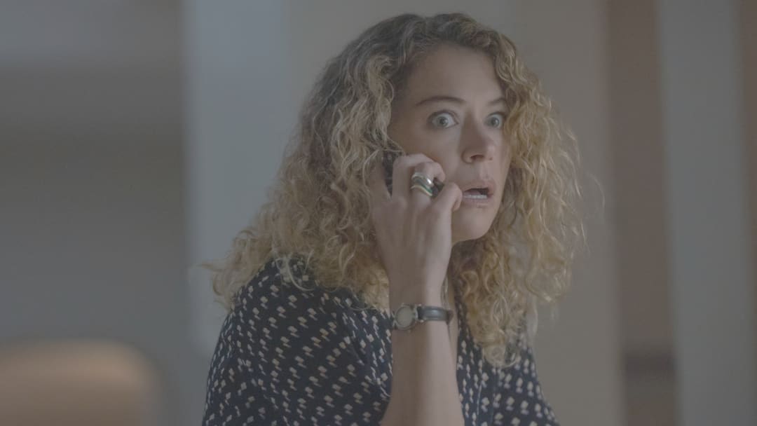 Maximum Pleasure Guaranteed com Tatiana Maslany em destaque