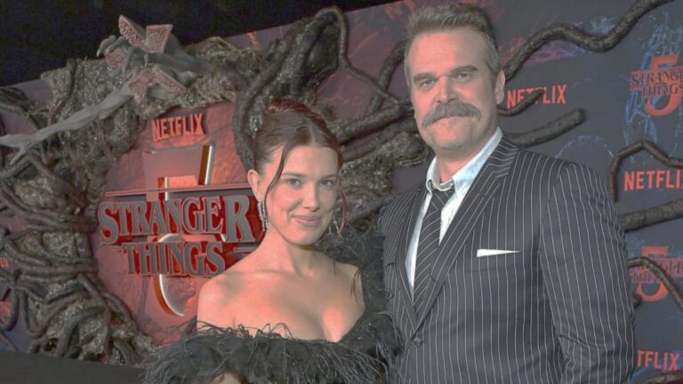 David Harbour e Millie Bobby Brown em Stranger Things