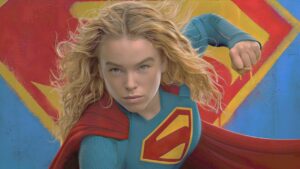 Supergirl filme com traje icônico e jornada emocional