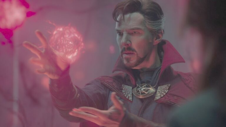 Doctor Strange e Constantine em evento multiversal