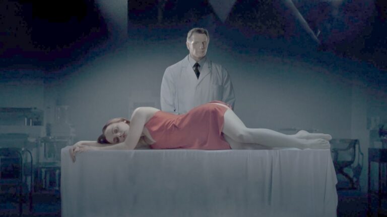 filme de terror Liam Neeson e Christina Ricci After.Life