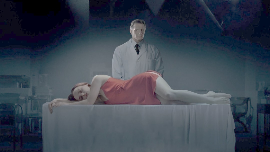 filme de terror Liam Neeson e Christina Ricci After.Life
