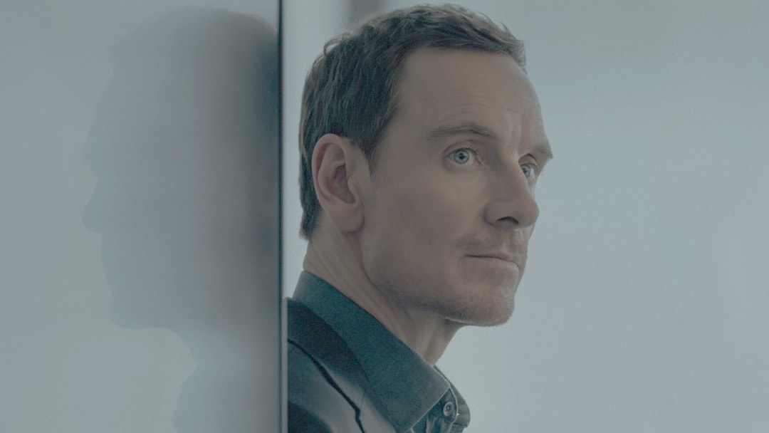 The Agency com Michael Fassbender em destaque