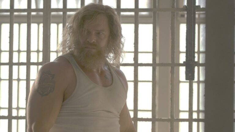 Motor City com Alan Ritchson em ação