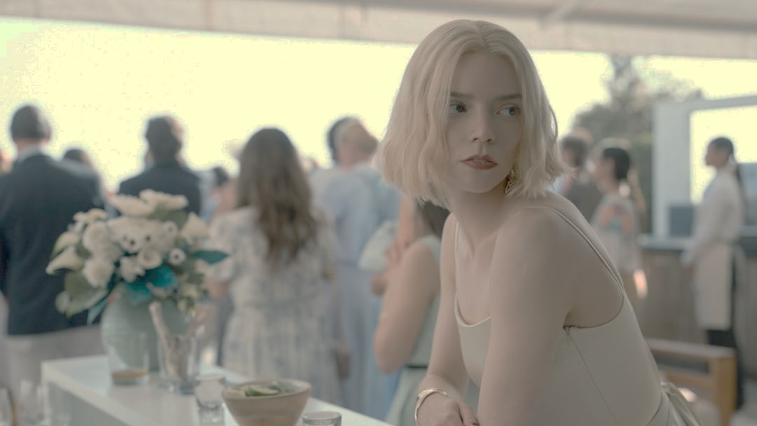 série Lucky com Anya Taylor-Joy e Timothy Olyphant