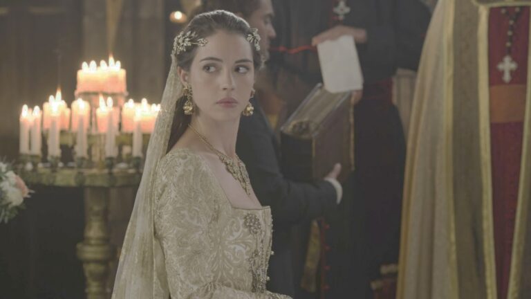 série Reign disponível no Pluto TV