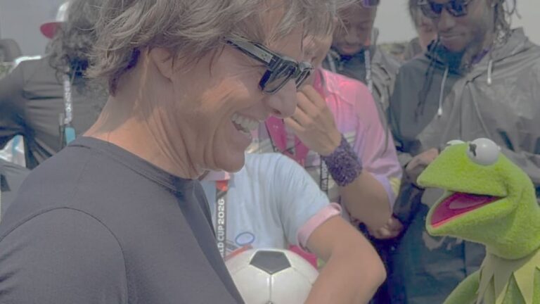 Tom Cruise e Kermit se encontram em vídeo viral